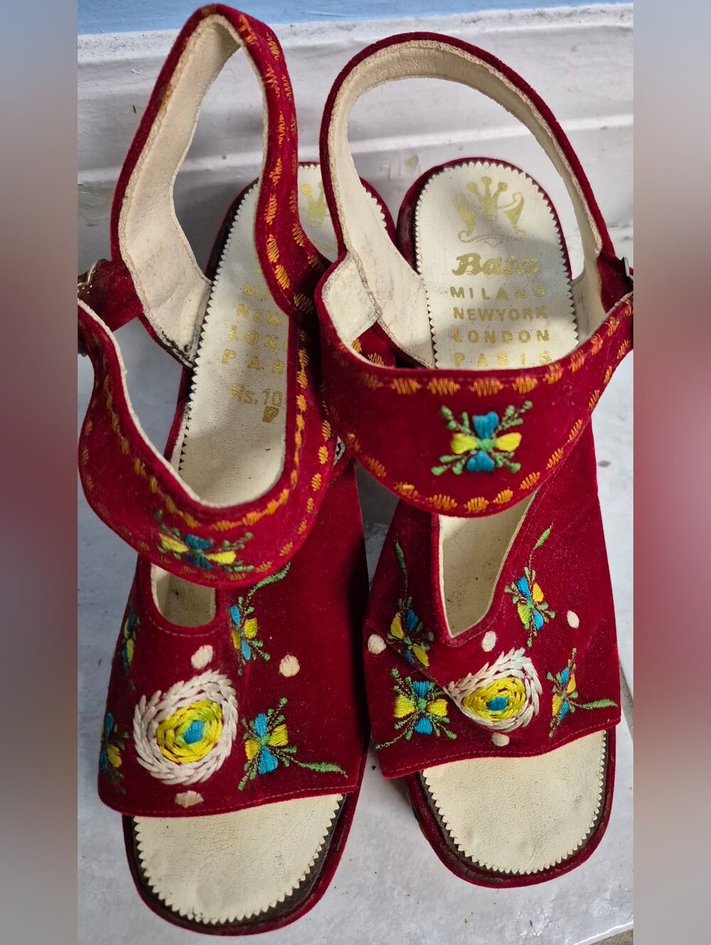 RARE VINTAGE 1970s BATA EMBROIDERED VELVET PLATFORM SANDALS